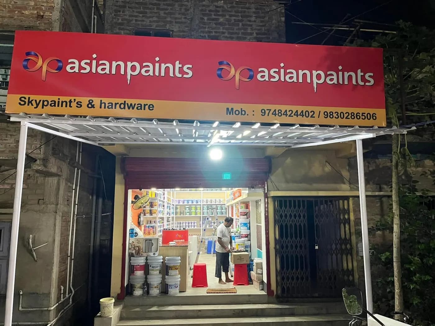 Asian Paints authorised service provider signage above the shop